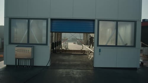 Hinzuschieben eines professionellen Transportarbeiters, der die Ladung sichert und die Ladungssicherung überwacht