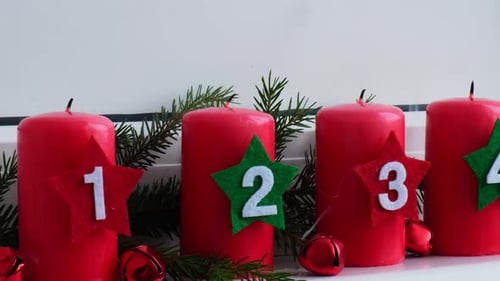 Countdown Four Adventskerzen in Rot mit Zahlen, brennenden Tannenzweigen und Weihnachten, Zero Waste