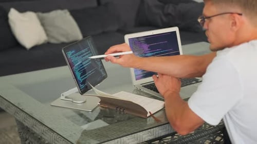 Der Programmierer spricht über die Überprüfung von Fehlern bei der App-Entwicklung auf dem Tablet