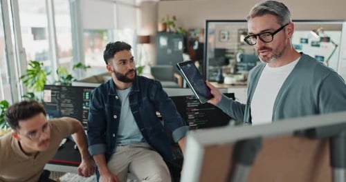 Personas de negocios, planificación y programación en la oficina juntas para la resolución de problemas o el desarrollo web