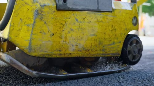Compacteur au travail sur un chantier de construction