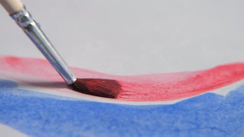 Künstler malt Striche mit Pinsel auf Papierblatt