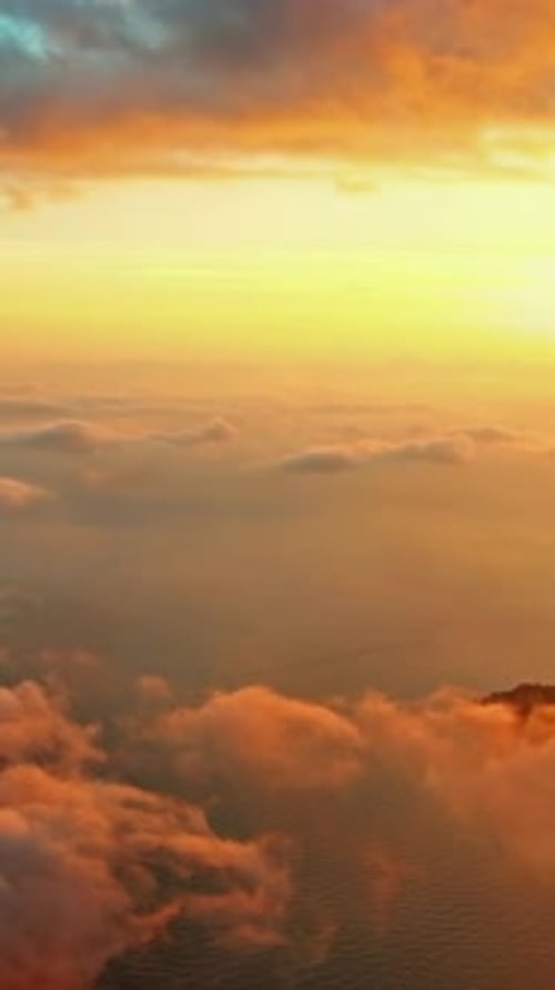 Voler dans les nuages lumineux du coucher du soleil