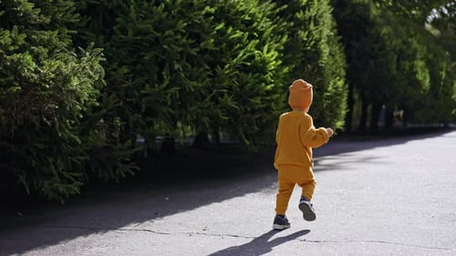 Seguindo o garoto feliz correndo pela estrada.