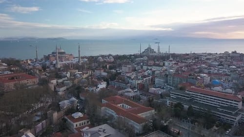 Statische Luftaufnahme der Moscheen Istanbul, Türkei, Ayasofya und Sultan Ahmed in der Dämmerung mit Neighborho