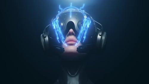Un homme au casque futuriste regarde autour de lui