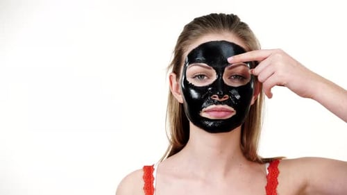 Chica con máscara despegable seca en la cara