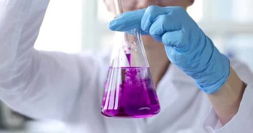 Observez l'incroyable changement de couleur au cours de cette simple expérience de chimie