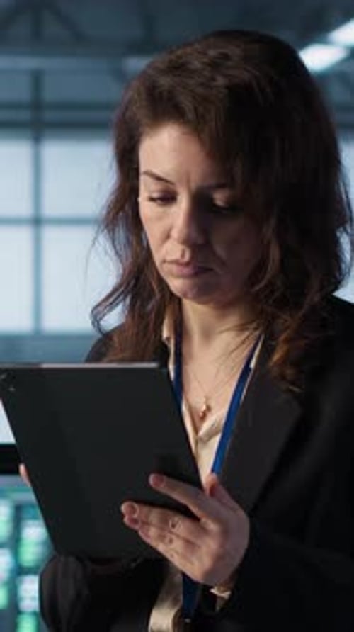 Вертикальный видеоадминистратор в центре обработки данных с использованием технологии искусственного интеллекта на планшете