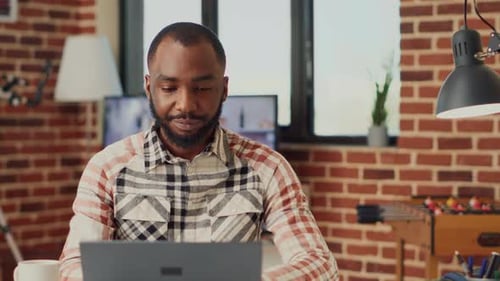 Startup-Mitarbeiter, der von zu Hause aus am Laptop arbeitet