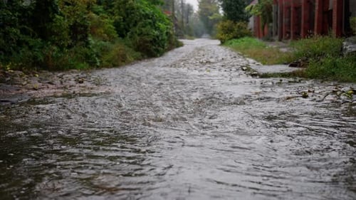 L'eau coule et éclabousse après une forte pluie ou une surabondance d'eau