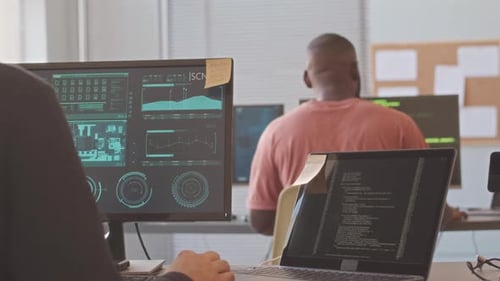 Développeurs de logiciels travaillant au bureau