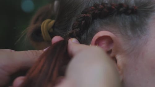 Proceso de tejer trenzas tipo bóxer con una trenzadora de pelo