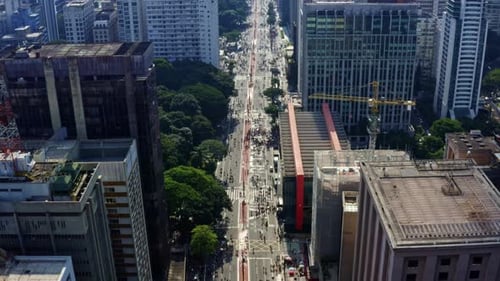 Lindo drone aéreo com grande inclinação para cima, foto da famosa Avenida Paulista, no centro de São Paulo, com
