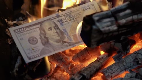 Brennendes Feuer auf Hundert-Dollar-Scheinen