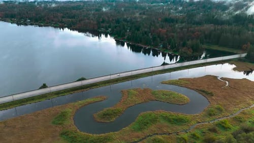Vista aérea do Lago Serene, Winding Creek e Rodovia na Colúmbia Britânica