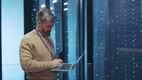 A Skilled Data Center Technician Specializes in Effectively Operating Server Equipment