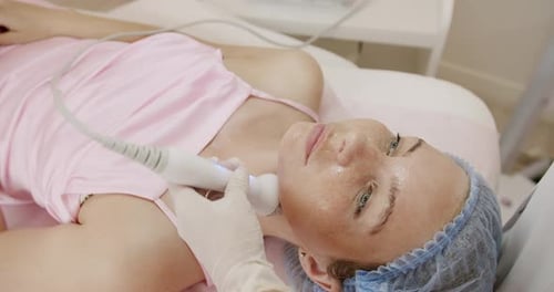 Esteticista profesional realizando un tratamiento facial en una mujer
