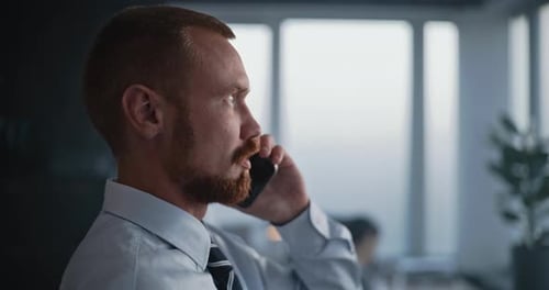 Professioneller Banker kommuniziert telefonisch mit Geschäftskunden
