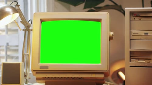 Retro-PC, Computerspiel-Desktop, Vintage-Stil, mit Ladecode, Konsole, Programmierer, der Skripte erstellt, Grün