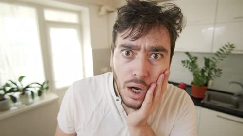 Wide-Eyed Wonder, zerzaustes Haar, besticht durch einen verblüffenden Gesichtsausdruck in einer eindrucksvollen Nahaufnahme
