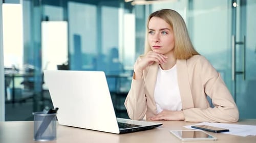 Junge Geschäftsfrau zeigt erhobenen Zeigefinger im Moment der Inspiration für eine neue Idee