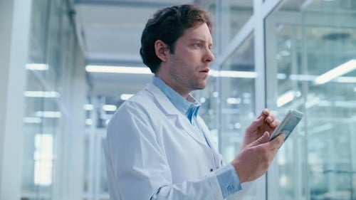 Fokussierter Wissenschaftler überprüft Forschungsdaten auf Tablet im medizinischen Labor