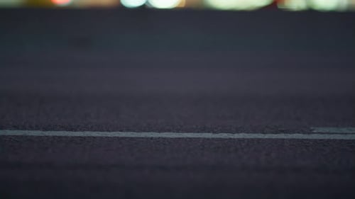 Stadtfahrbahnmarkierung auf Asphaltstraße in Nahaufnahme. Durchgehende weiße Linie, die endet. Speedy Cars Fahrzeuge R...