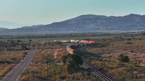 Güterzug Bewegte Luftaufnahmen Güterzugfahrten auf der Eisenbahn in der Wüste