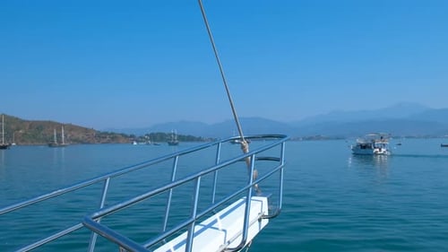 Blick von der Yacht auf Sportboote