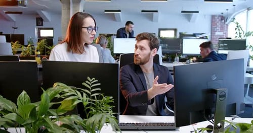 Hombre latino y empresario afroamericano intercambian ideas sobre pequeñas empresas