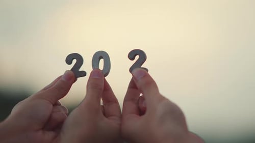 Feliz Ano Novo de 2023, mãos de pessoas segurando o número de 2023 pela manhã.
