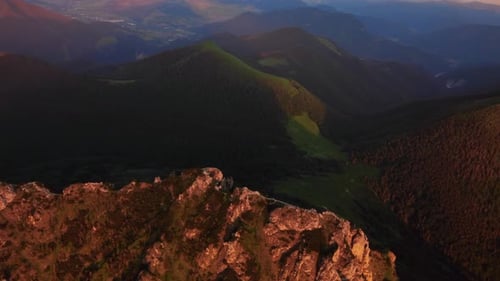 Vidéo aérienne de l'heure dorée au sommet de la montagne au coucher du soleil