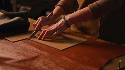 Geschickter Tanner entwirft Ledertasche in einer professionellen Werkstatt