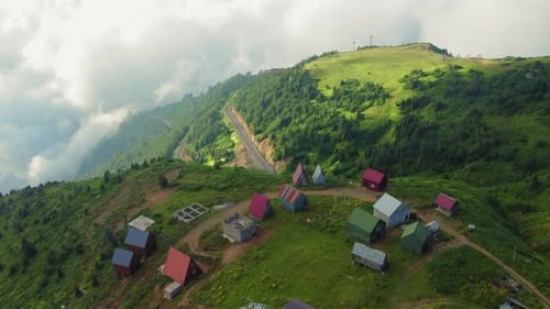 Kameraschwenk über ein kleines Dorf inmitten eines Gebirgstals