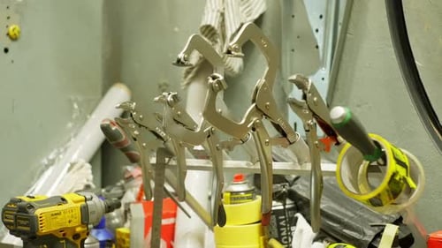 Ein Spezialist nimmt ein Werkzeug für die Metallbearbeitung in die Hand