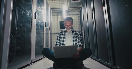 Mann steht vor einem Laptop-Computer
