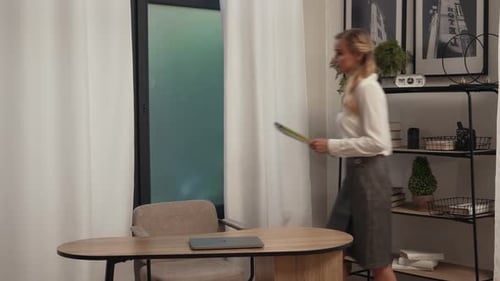 Business Girl a déposé des papiers d'un dossier