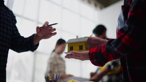 Trabalhando como um brainstorming para estimar custos em design, arquitetura e engenharia.