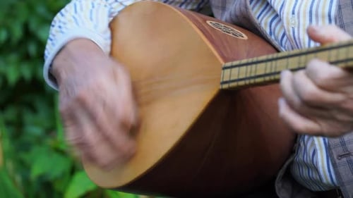 Alter Mann spielt Saz