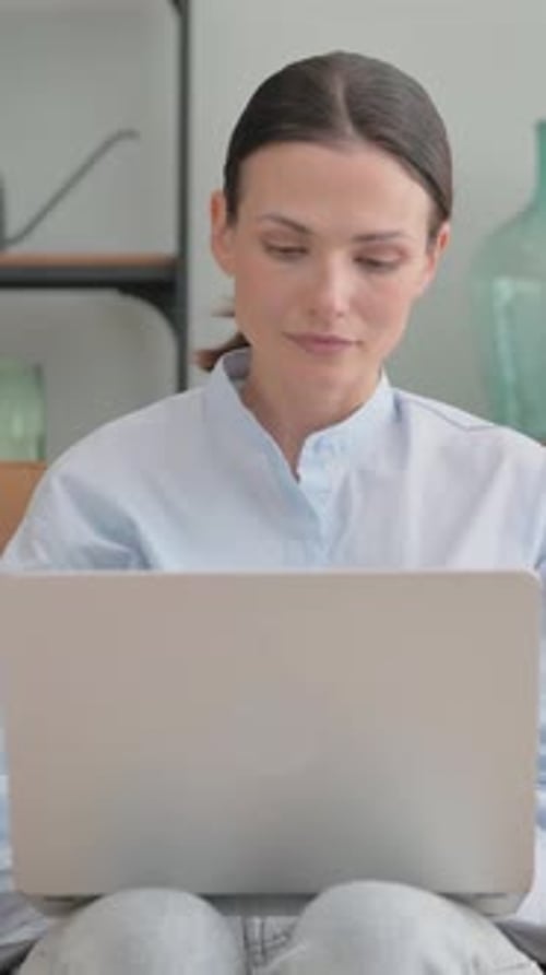 Mulher fechando o laptop e saindo da sala