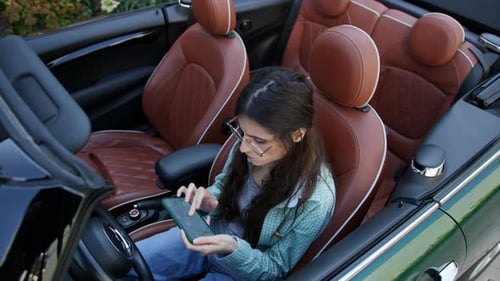 Frau erkundet Navigationskarte auf dem Handy und sitzt im Auto GPS-Kartenanwendung für Fahrer