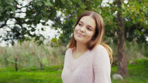 Une fille timide hoche la tête aux compliments insistants d'un maniaque qu'elle a rencontré dans la rue