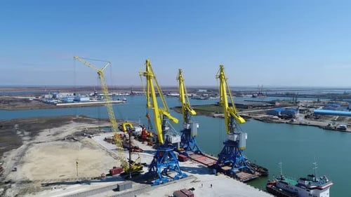 Ein Industriehafen mit Kränen und Schiffen voller Aktivität und Handel