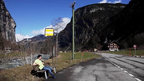 Posando nos Alpes de Lauterbrunnen em toda a Suíça