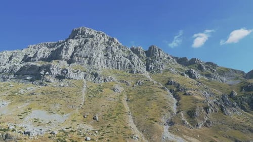 Vue aérienne diurne au-dessus du mont Tymfi, paysage cinématographique de Drone