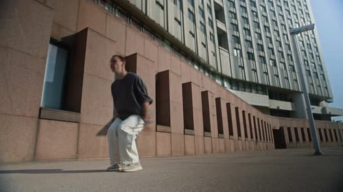 Junger Parkour-Künstler macht Backflip im urbanen Umfeld
