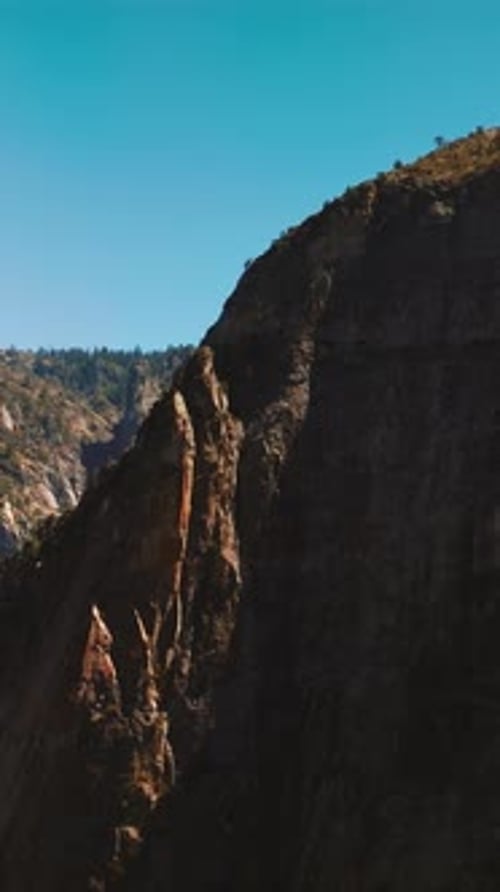 Luftaufnahme des
Yosemite-Nationalparks. Kalifornische Berglandschaften. Vertikales Video