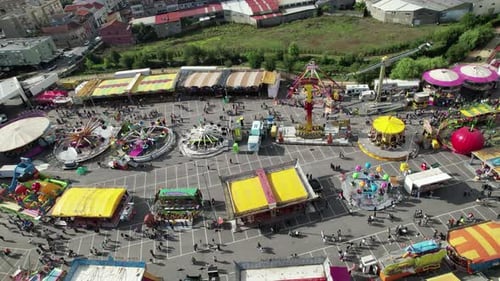 Vista aérea de un recinto ferial en la ciudad