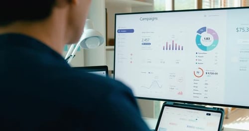Nahaufnahme positiv, junger freiberuflicher asiatischer Mann, der Computerfernarbeit am Schreibtisch nutzt.